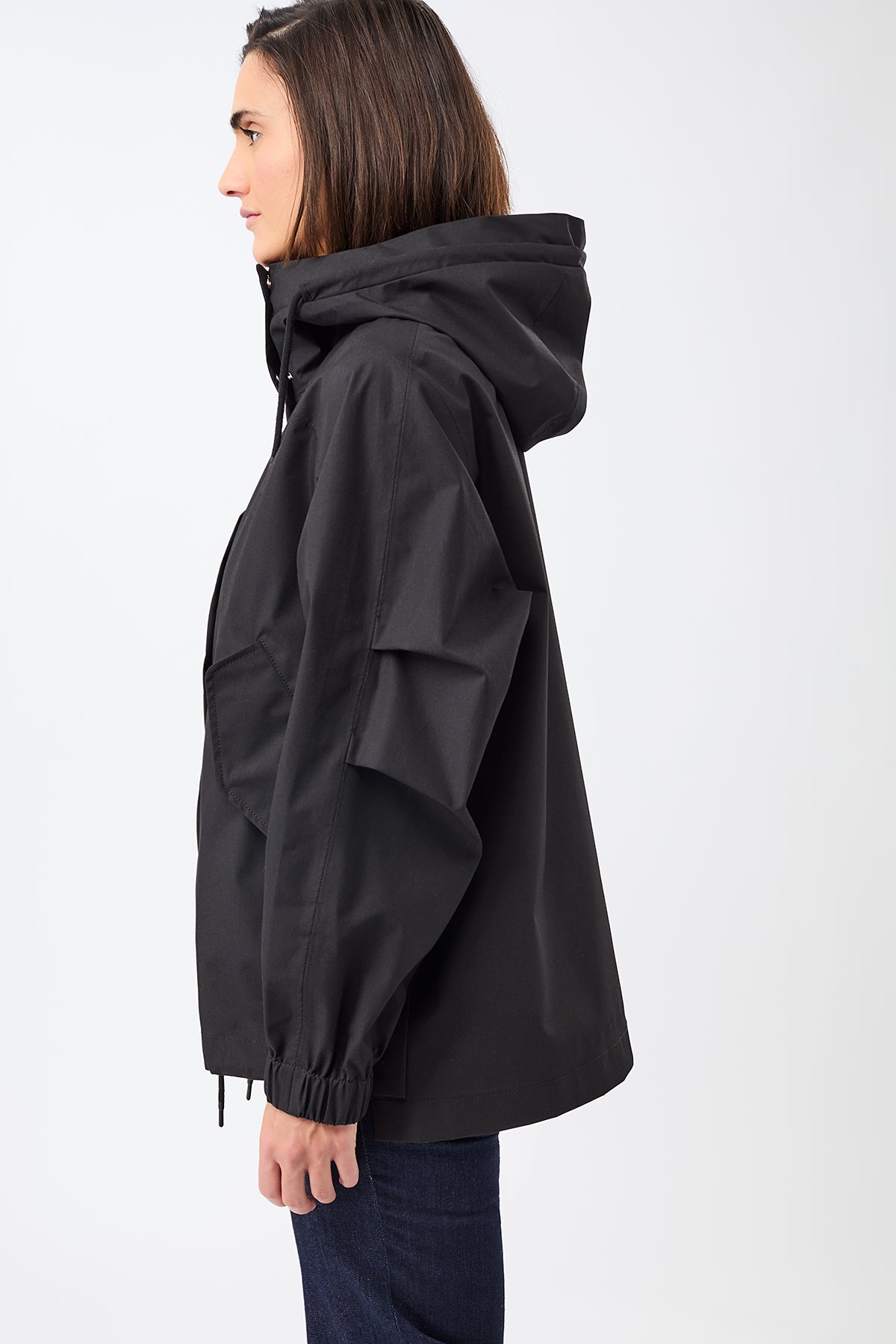 langerchen-kapuzenjacke-mit-falten-am-arm-kurze-jacke-in-black image 4