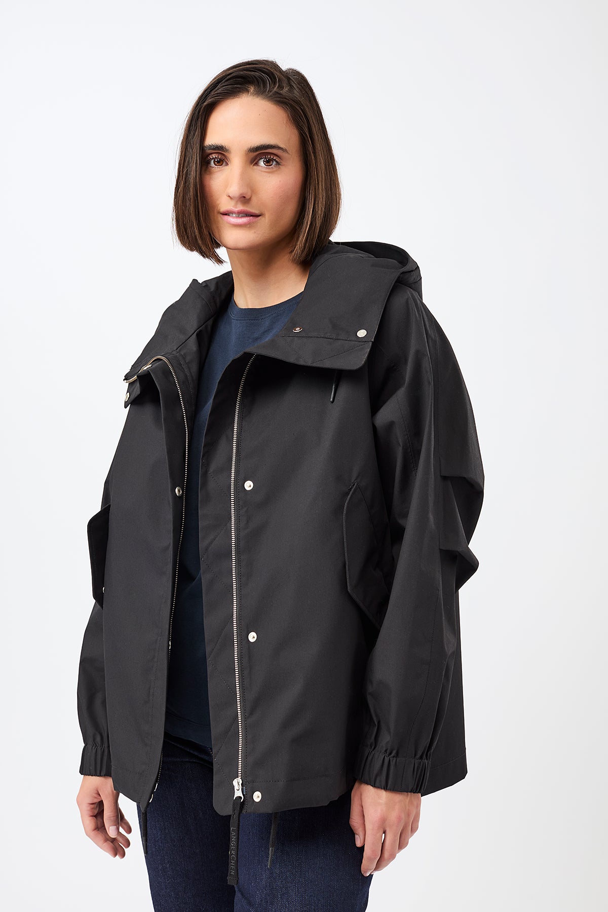 langerchen-kapuzenjacke-mit-falten-am-arm-kurze-jacke-in-black image 1
