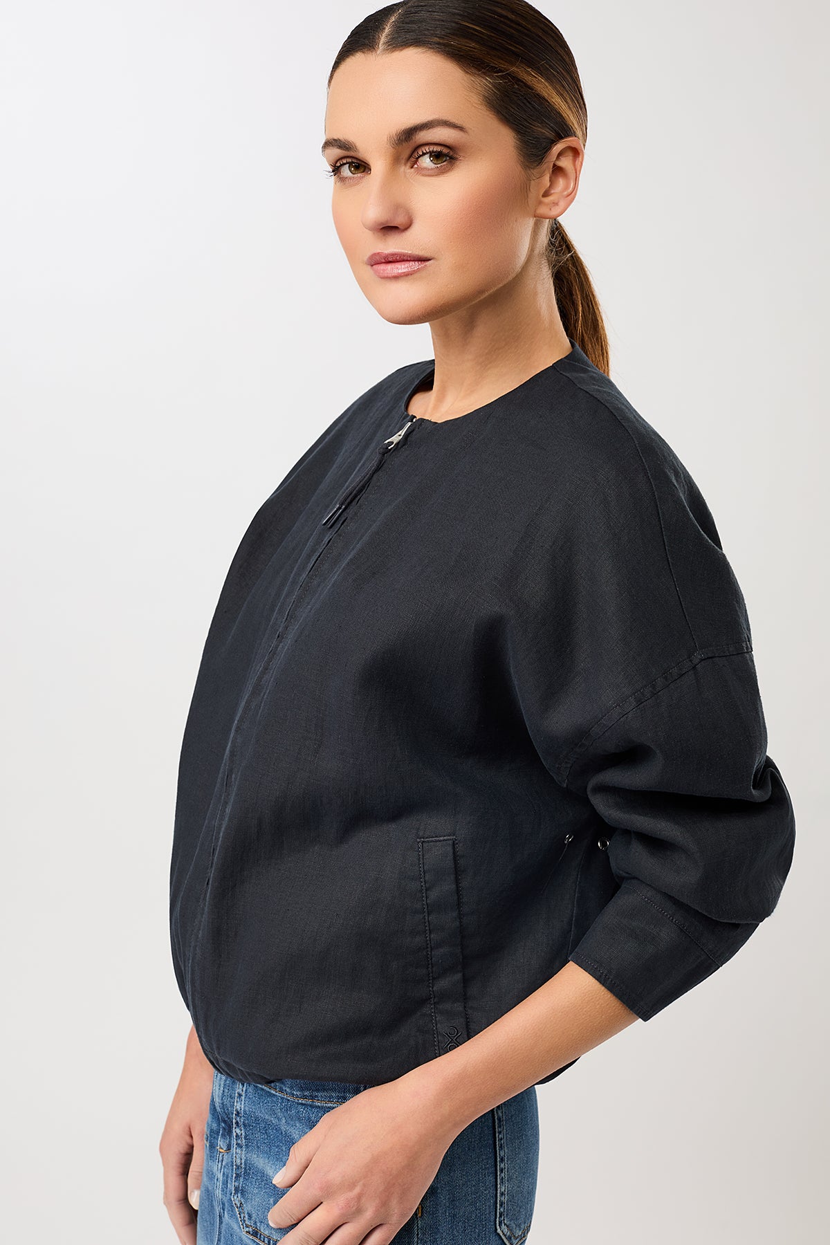 langerchen-rundhals-bomberjacke-mit-leistentasche-bomberjacke-in-navy image 2