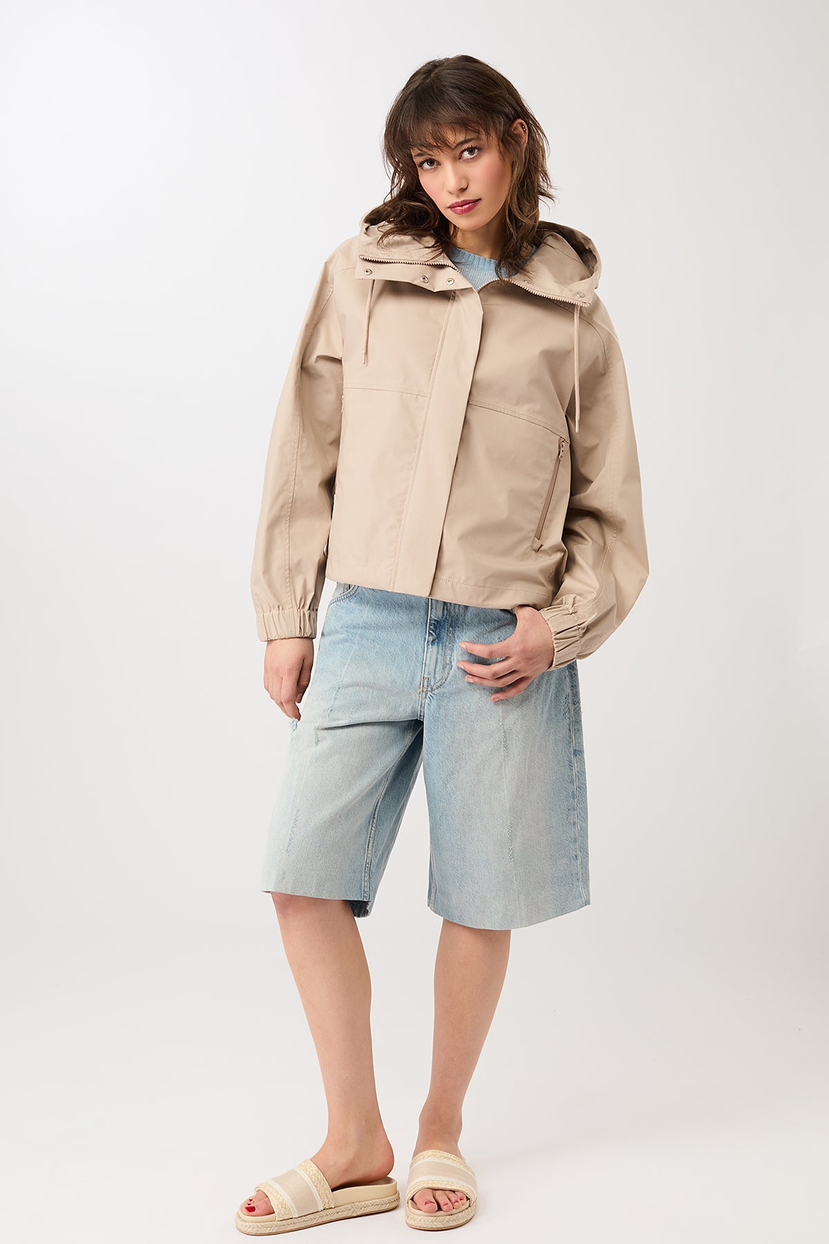 langerchen-kurze-regenjacke-mit-reissverschlusstasche-regenjacke-in-blush image 5