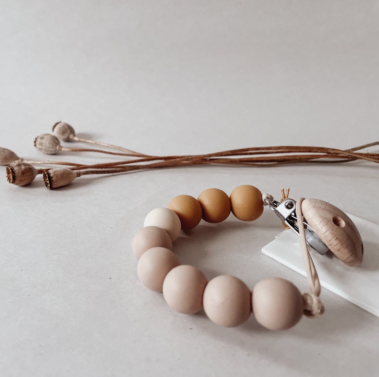 or-basics-schnullerclip-bezisa-baby-schnullerclip-aus-silikon-und-holz image 8