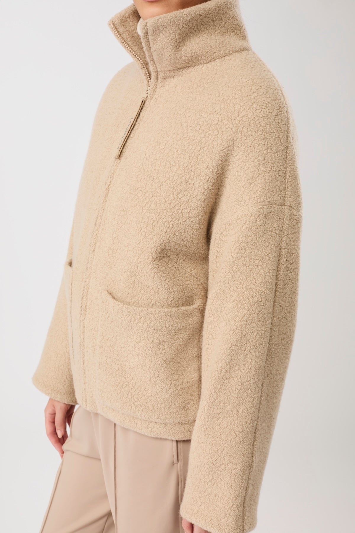 langerchen-jacke-mit-stehkragen-aus-woll-fleece-kurze-jacke-in-limestone image 2