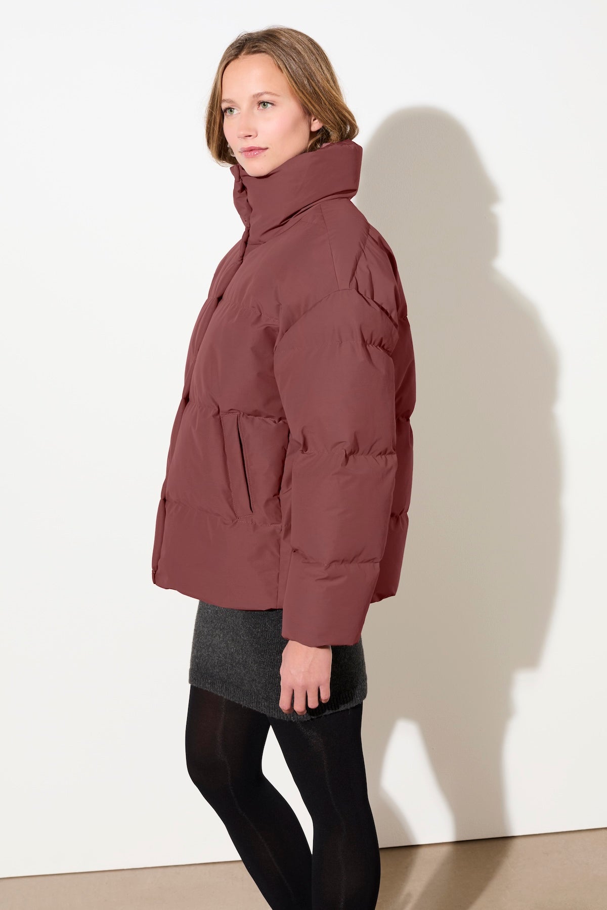langerchen-gesteppte-jacke-eco-daune-stehkragen-in-burgundy image 3