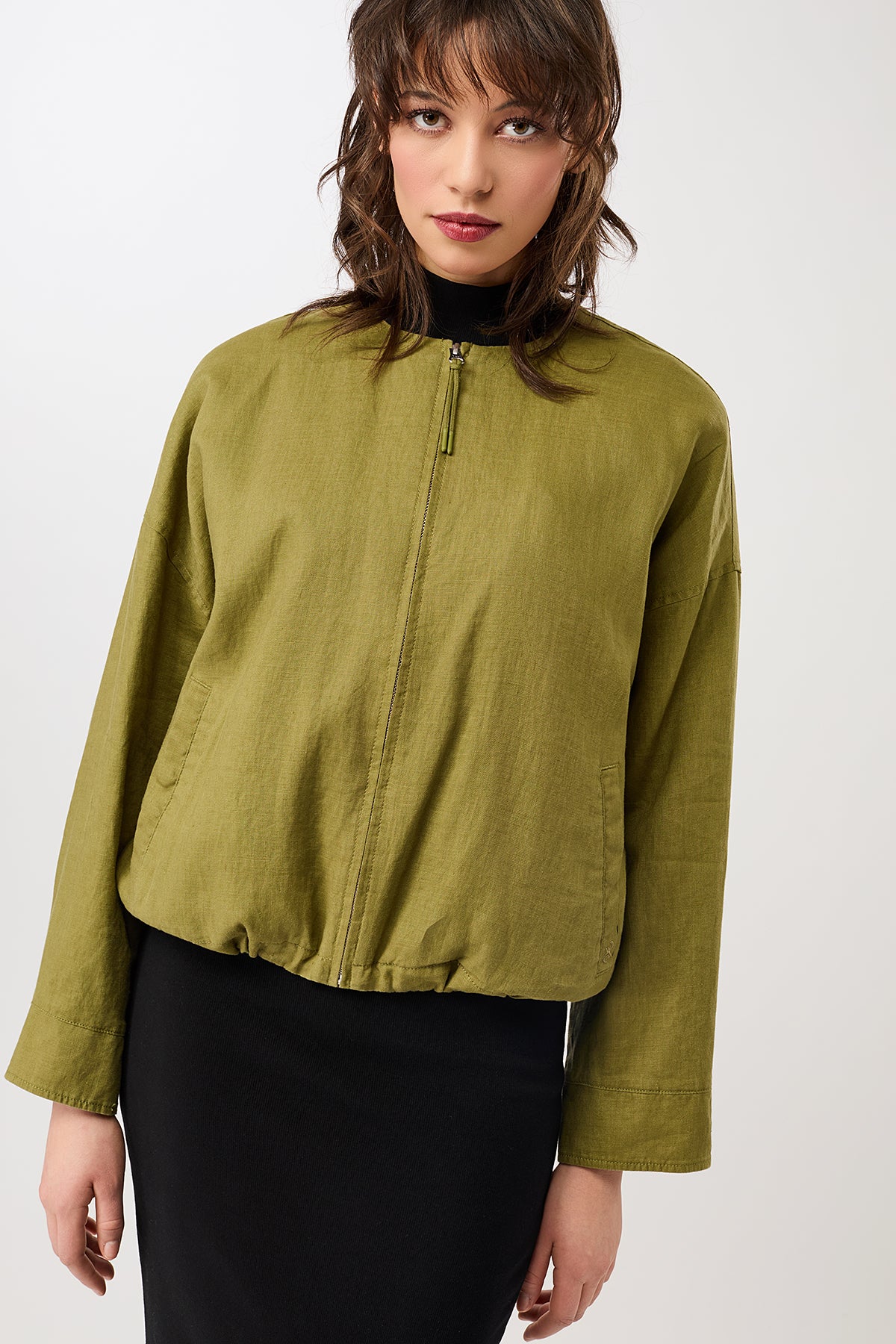 langerchen-rundhals-bomberjacke-mit-leistentasche-green-olive image 2