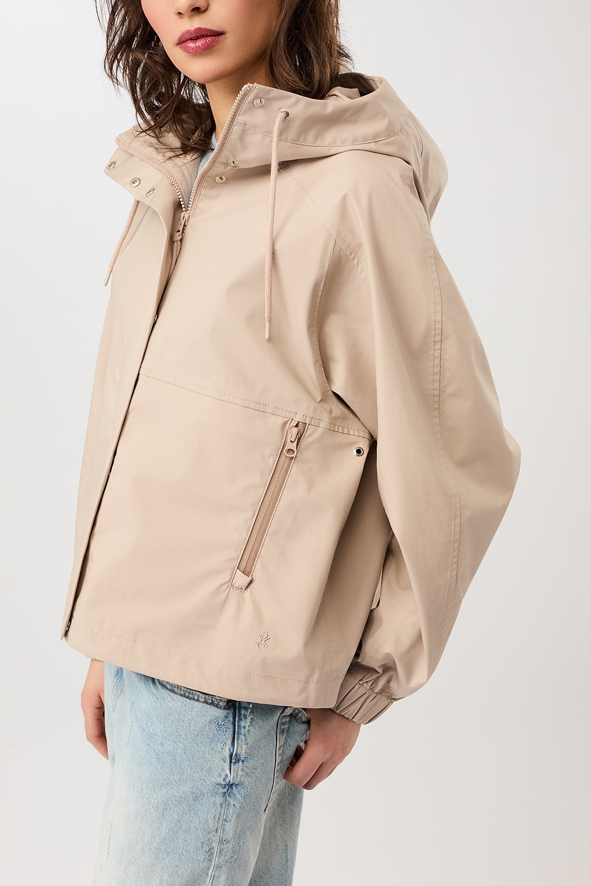 langerchen-kurze-regenjacke-mit-reissverschlusstasche-regenjacke-in-blush image 4