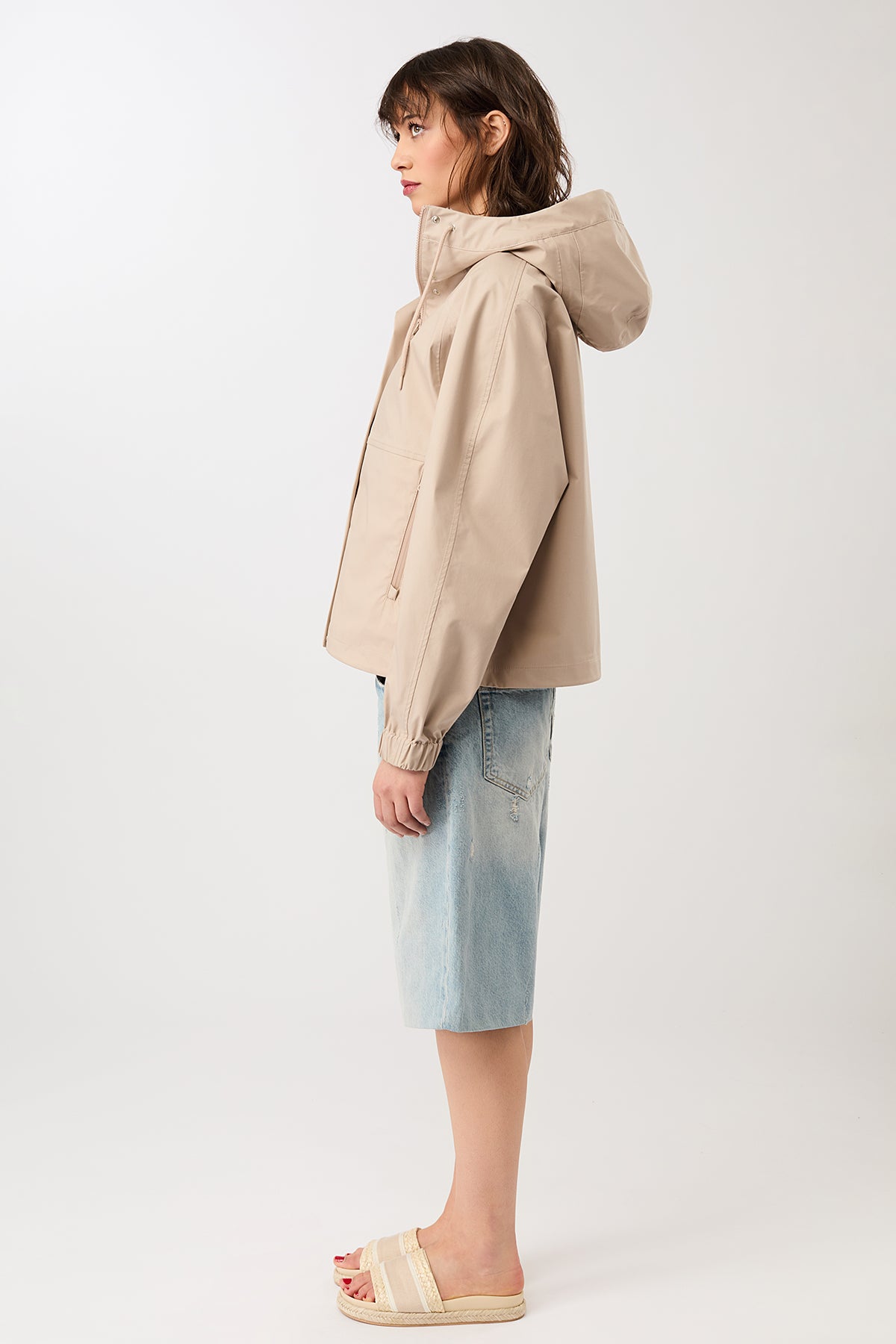 langerchen-kurze-regenjacke-mit-reissverschlusstasche-regenjacke-in-blush image 2
