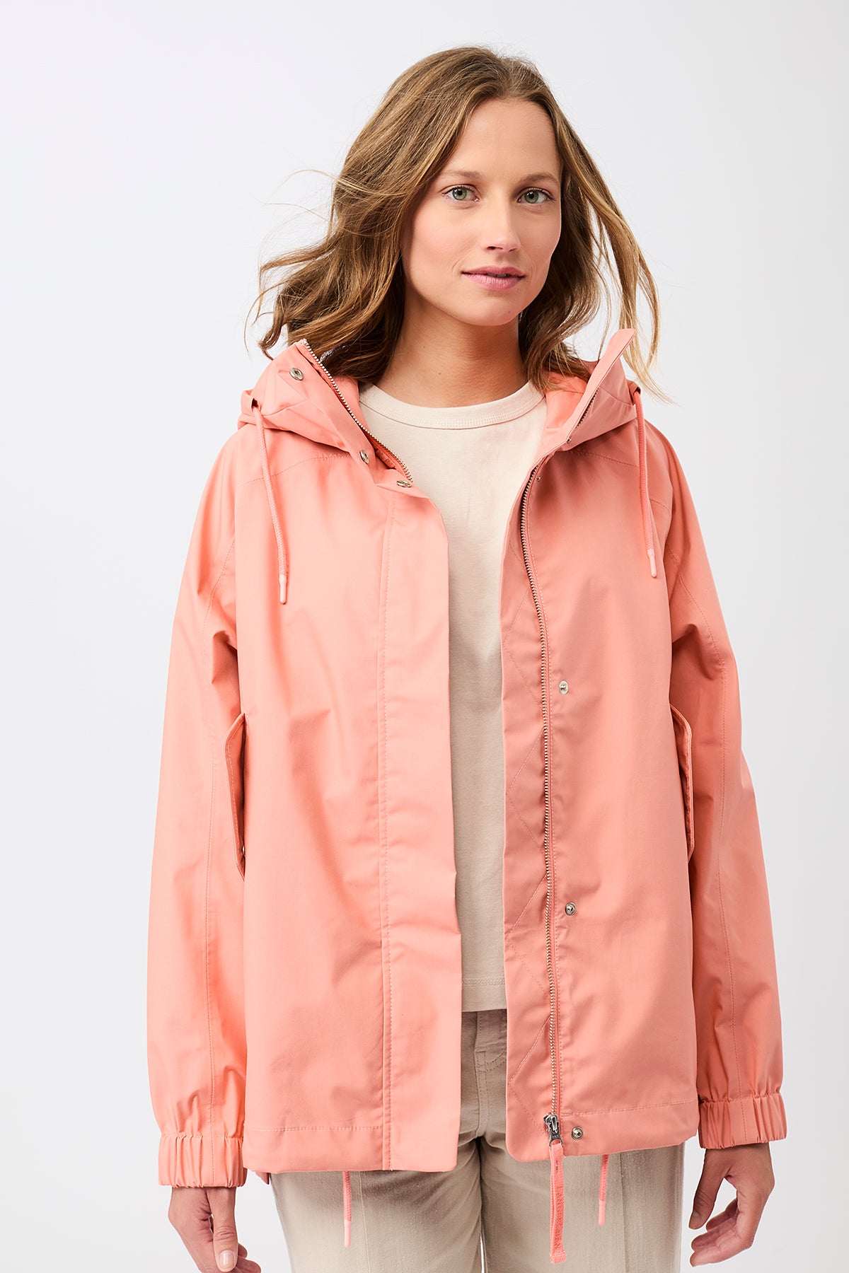 langerchen-kapuzenjacke-mit-falten-am-arm-frangipani image 4