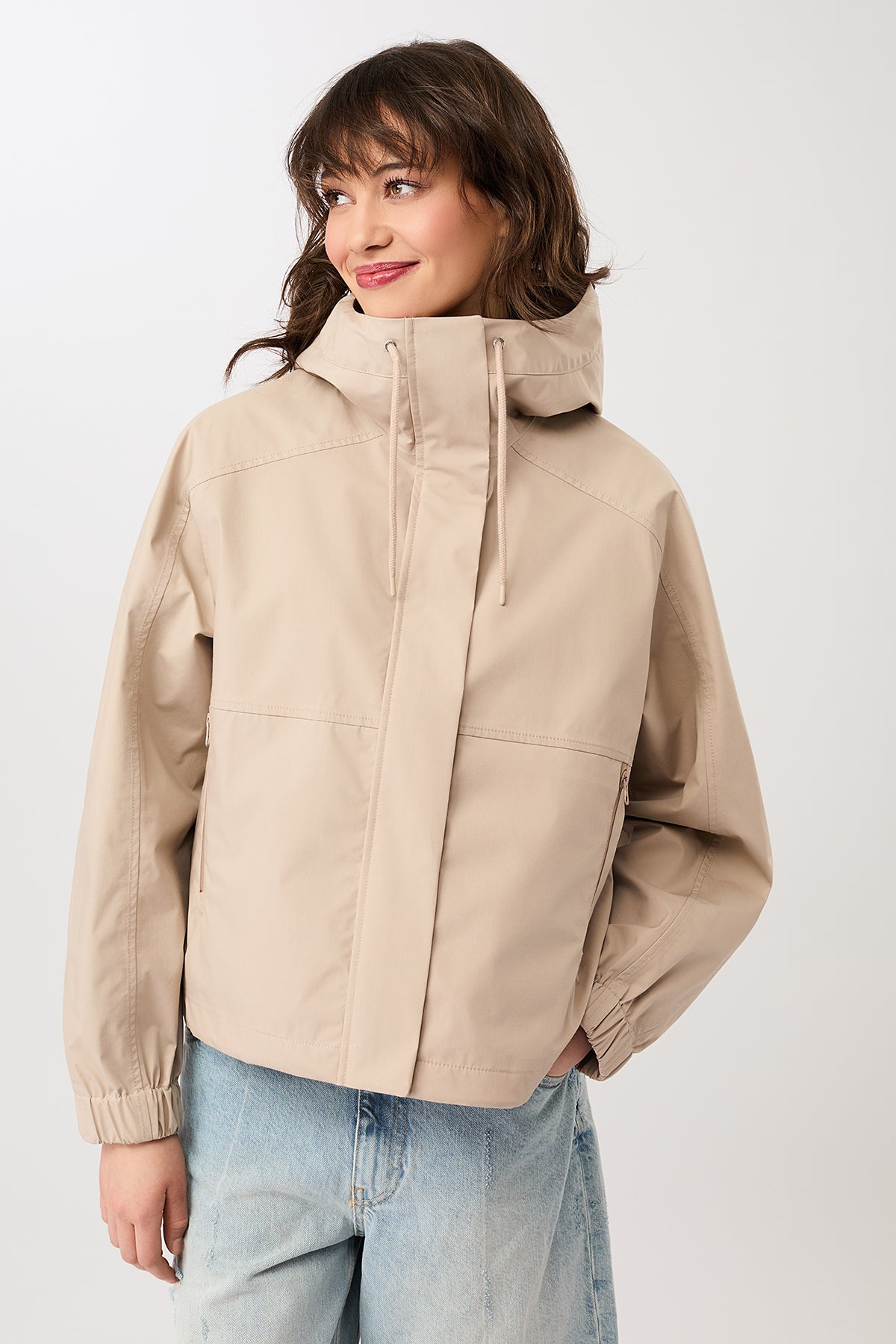 langerchen-kurze-regenjacke-mit-reissverschlusstasche-regenjacke-in-blush image 1