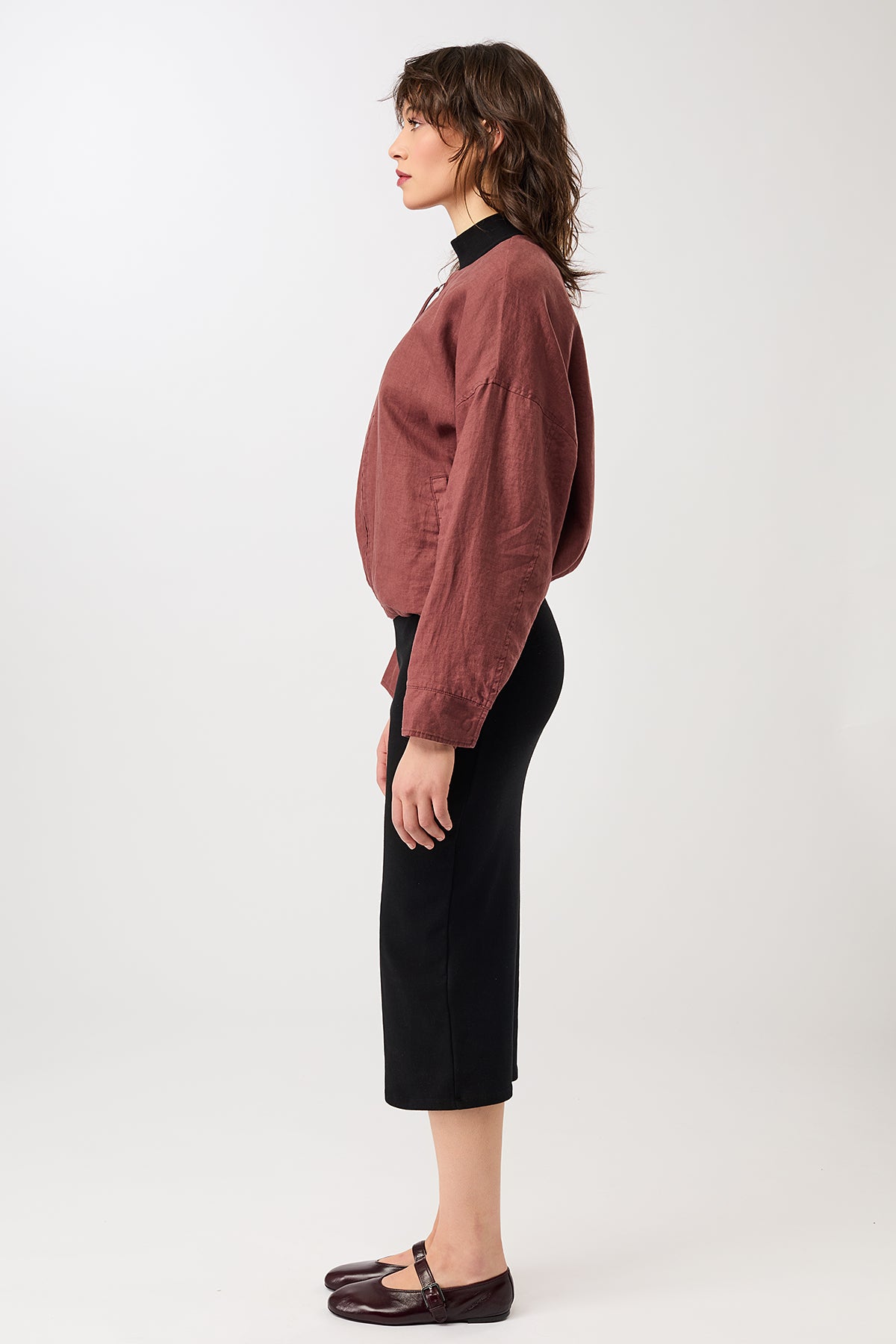 langerchen-rundhals-bomberjacke-mit-leistentasche-rubywood-leinen image 3
