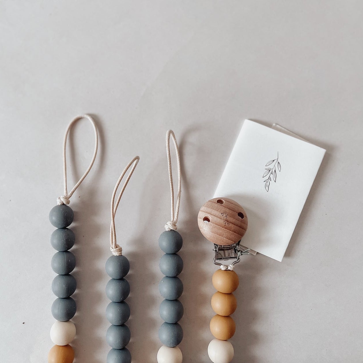 or-basics-schnullerclip-bezisa-baby-schnullerclip-aus-silikon-und-holz image 6