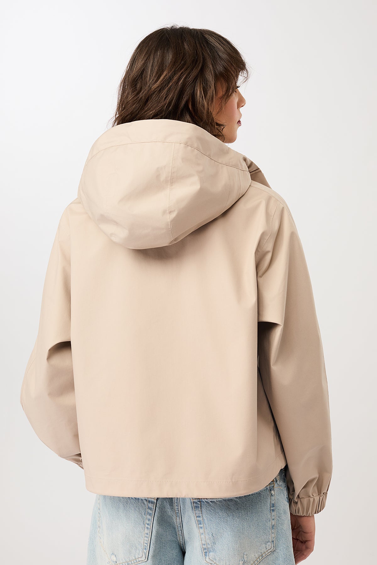 langerchen-kurze-regenjacke-mit-reissverschlusstasche-regenjacke-in-blush image 3
