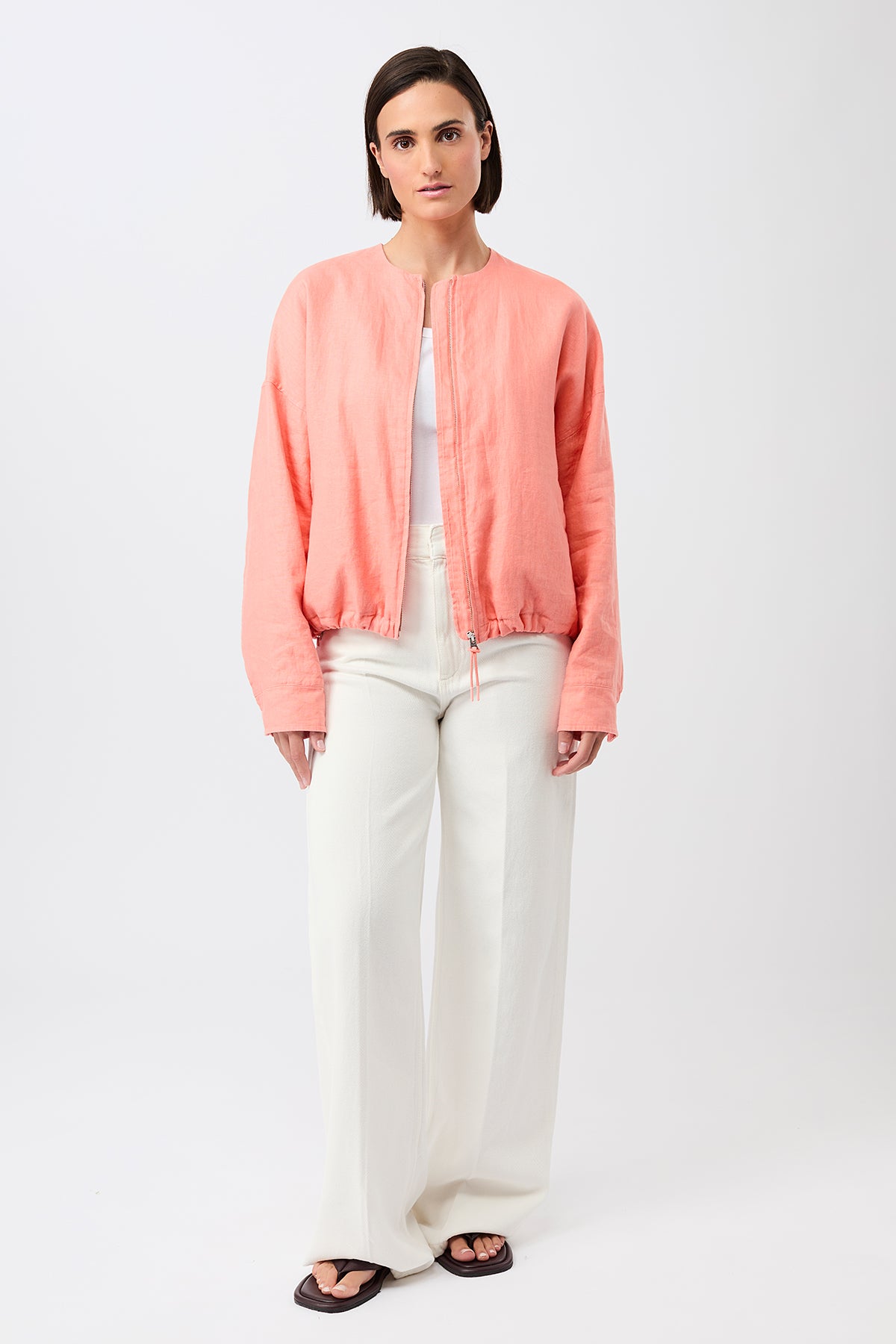 langerchen-rundhals-bomberjacke-mit-leistentasche-frangipani-all-linen image 3