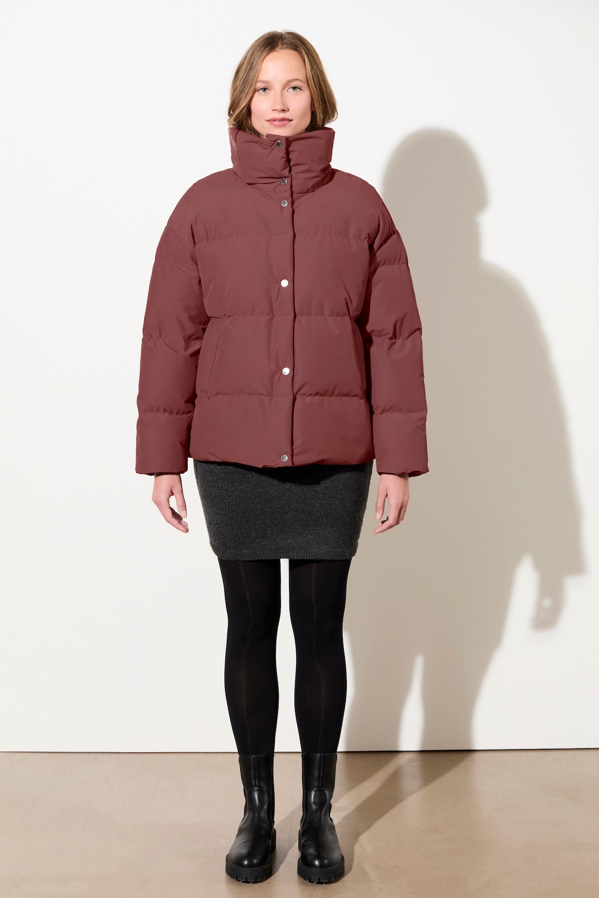 langerchen-gesteppte-jacke-eco-daune-stehkragen-in-burgundy image 1
