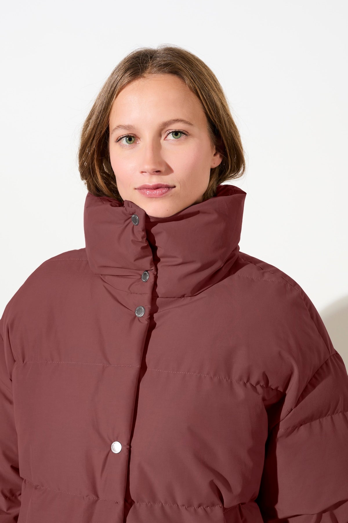 langerchen-gesteppte-jacke-eco-daune-stehkragen-in-burgundy image 5