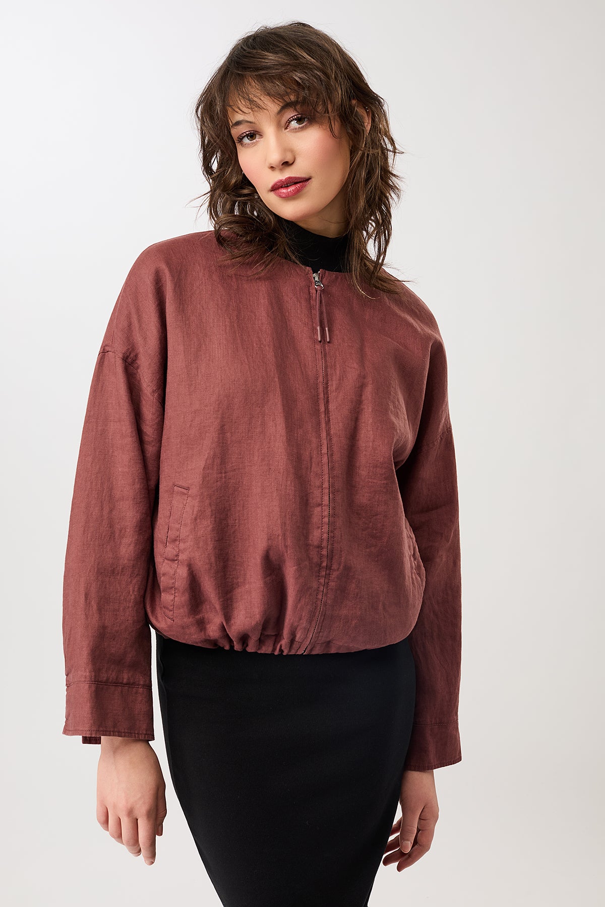langerchen-rundhals-bomberjacke-mit-leistentasche-rubywood-leinen image 2