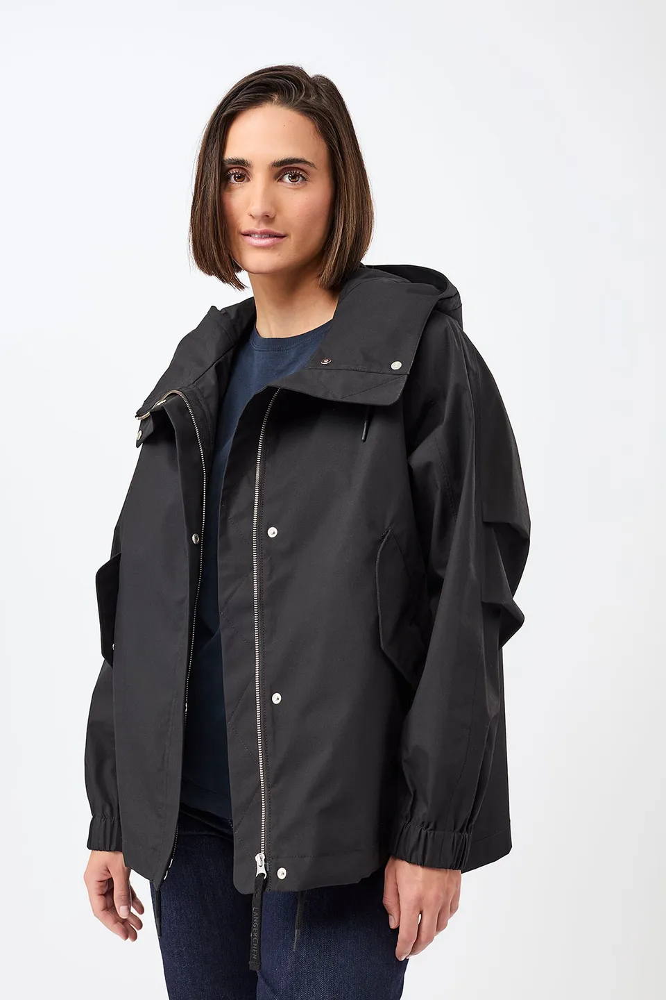 langerchen-kapuzenjacke-mit-falten-am-arm-kurze-jacke-in-black image 1