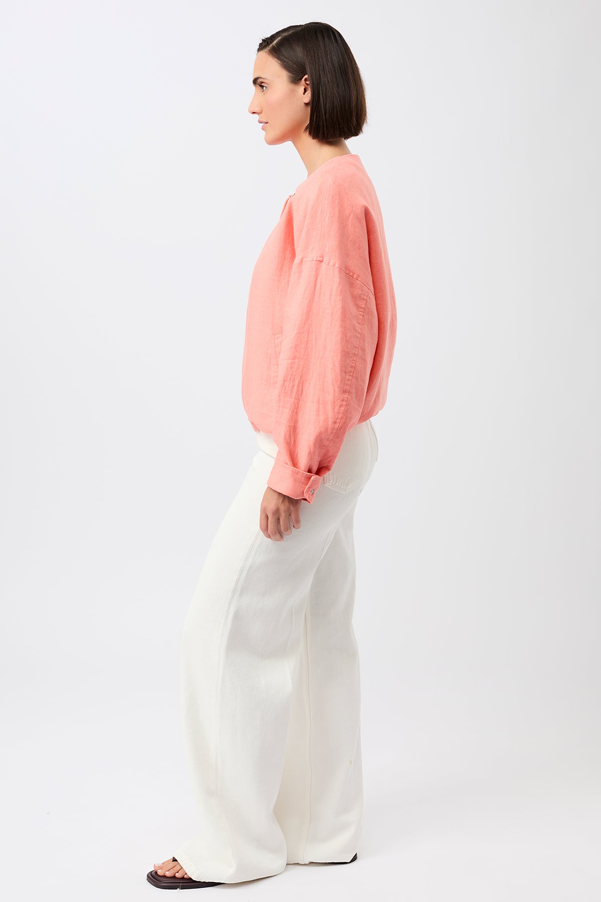 langerchen-rundhals-bomberjacke-mit-leistentasche-frangipani-all-linen image 4