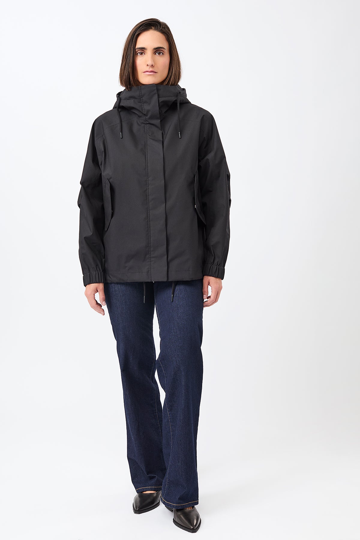 langerchen-kapuzenjacke-mit-falten-am-arm-kurze-jacke-in-black image 5