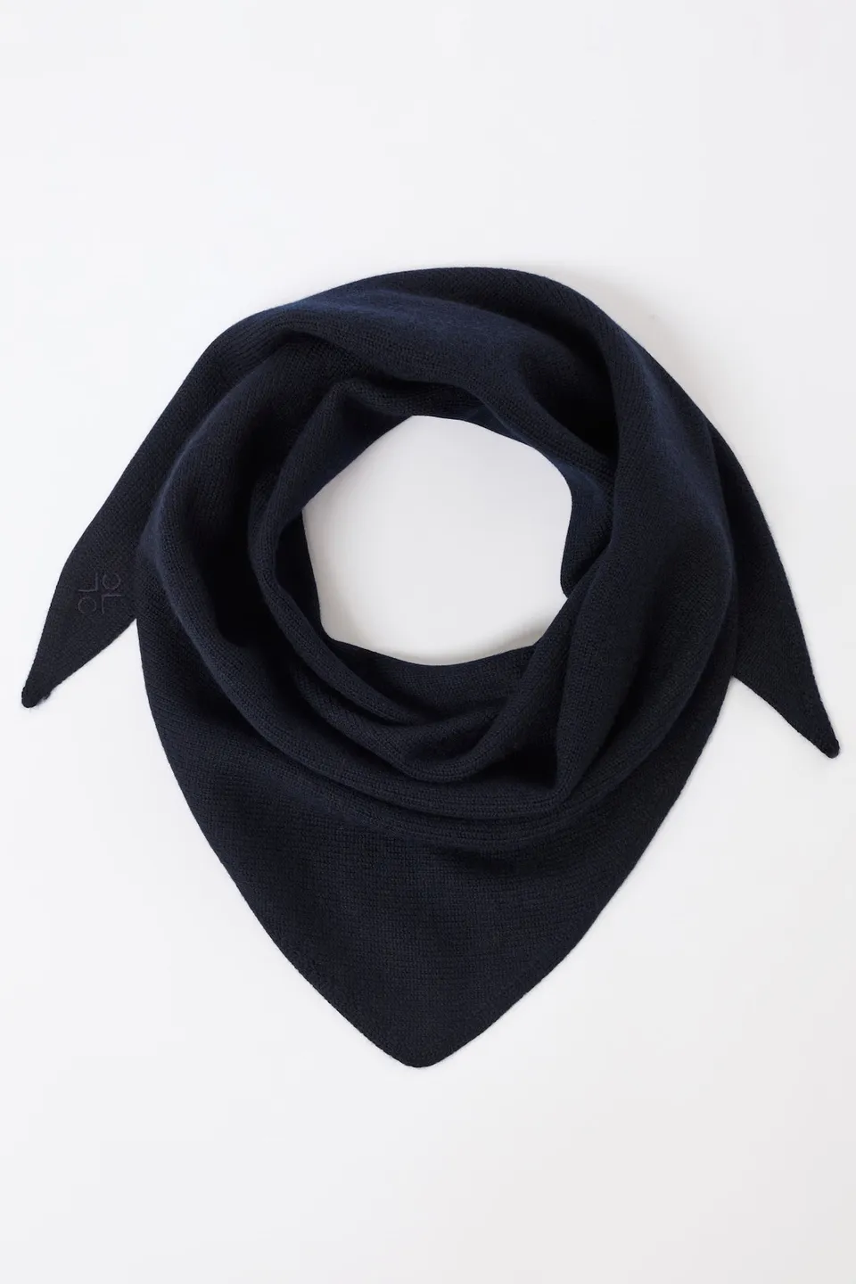 langerchen-dreiecks-schal-aus-gots-wolle-navy image 1