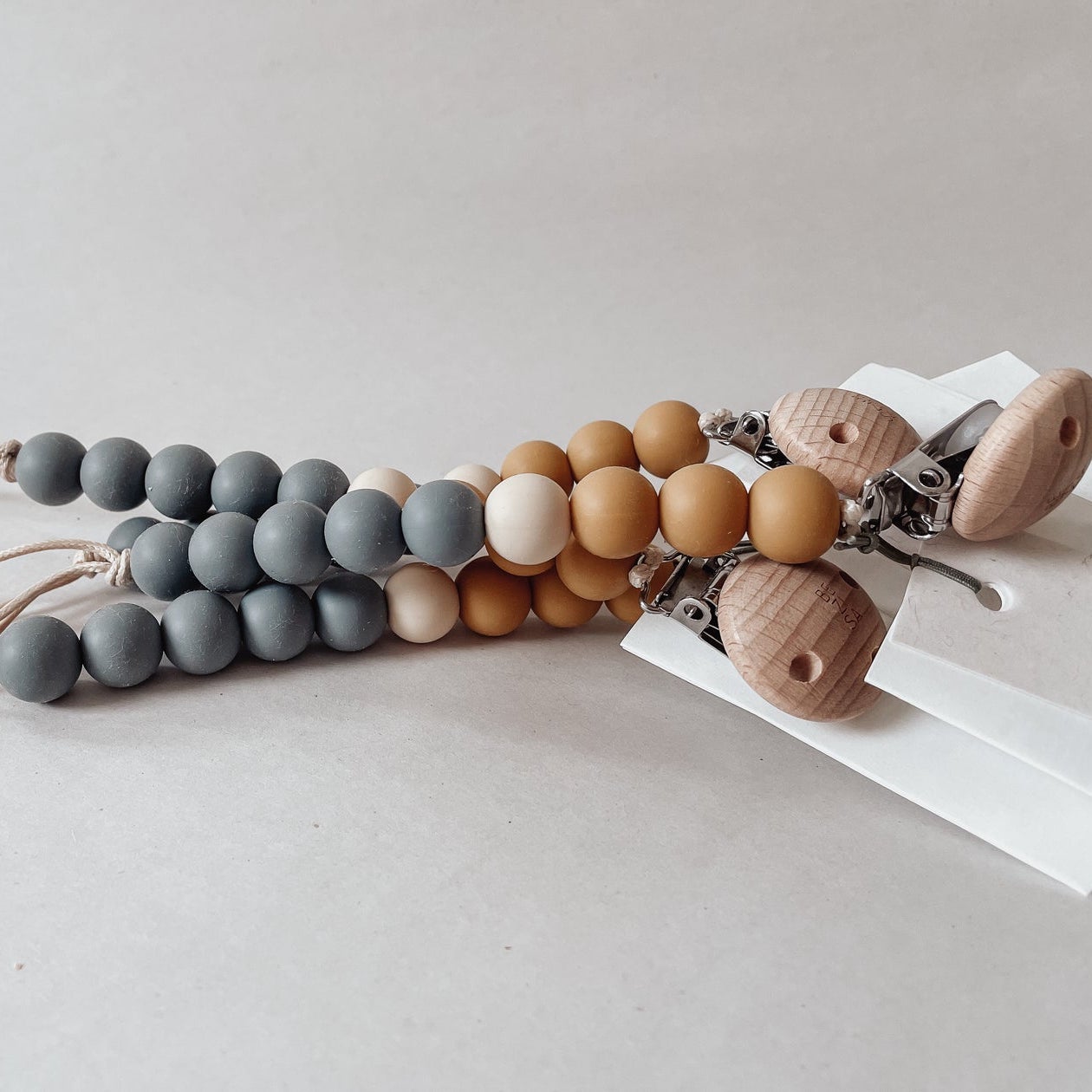 or-basics-schnullerclip-bezisa-baby-schnullerclip-aus-silikon-und-holz image 5