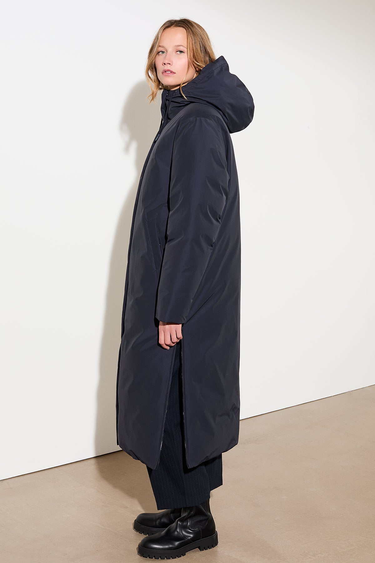 langerchen-langer-mantel-aus-eco-daune-mit-kapuze-navy-blau image 4
