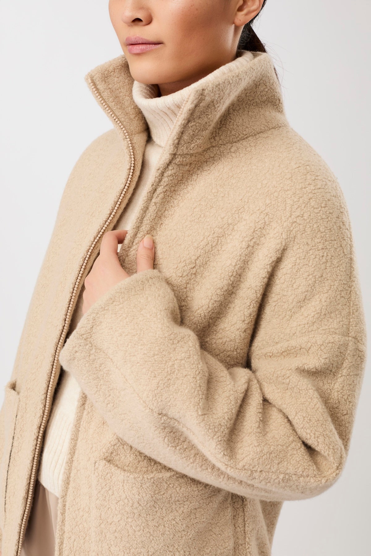 langerchen-jacke-mit-stehkragen-aus-woll-fleece-kurze-jacke-in-limestone image 5