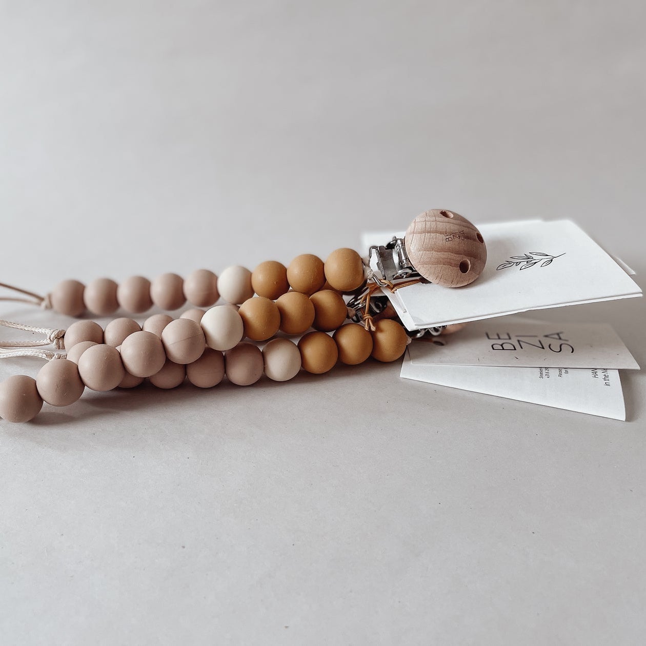 or-basics-schnullerclip-bezisa-baby-schnullerclip-aus-silikon-und-holz image 7