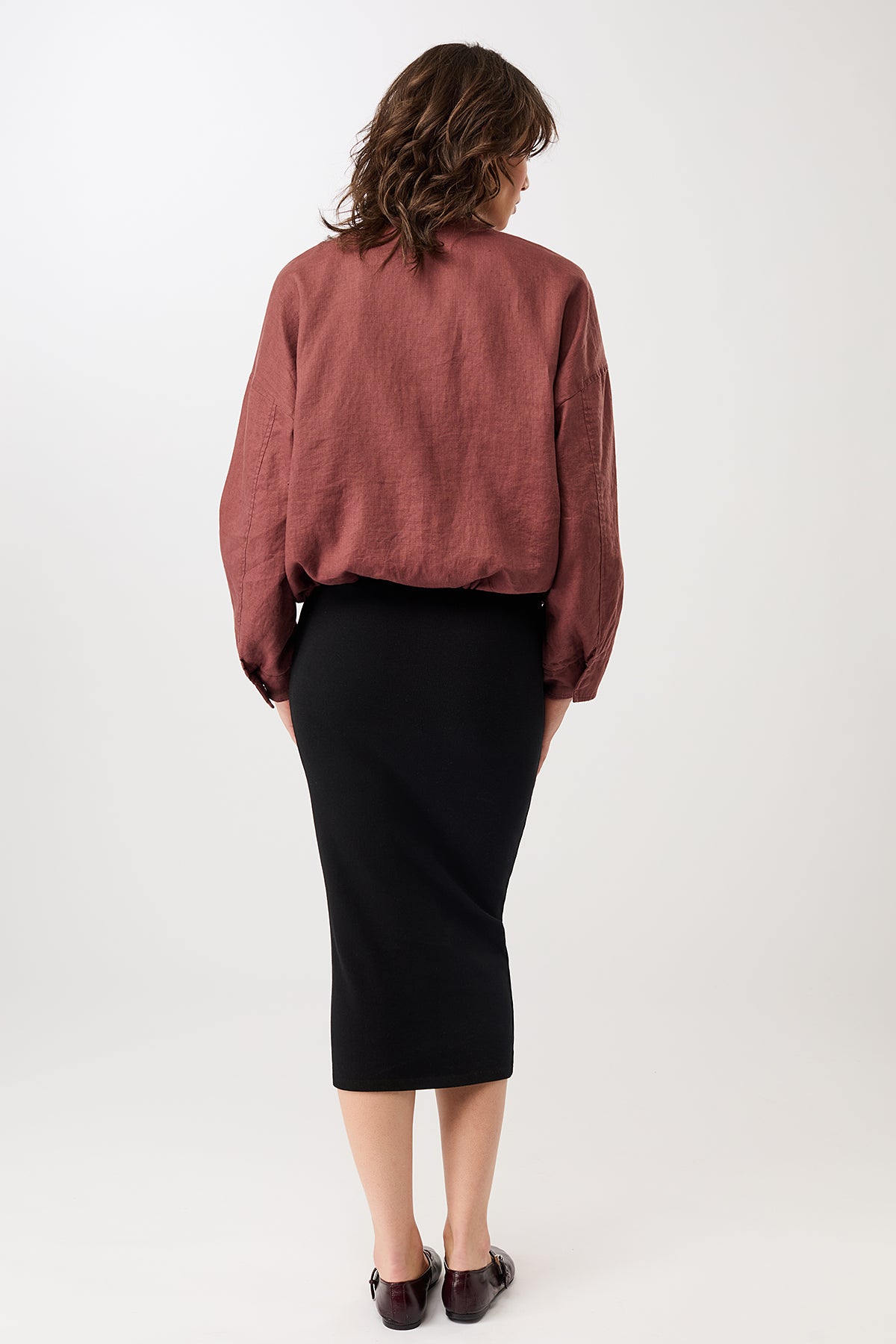 langerchen-rundhals-bomberjacke-mit-leistentasche-rubywood-leinen image 4