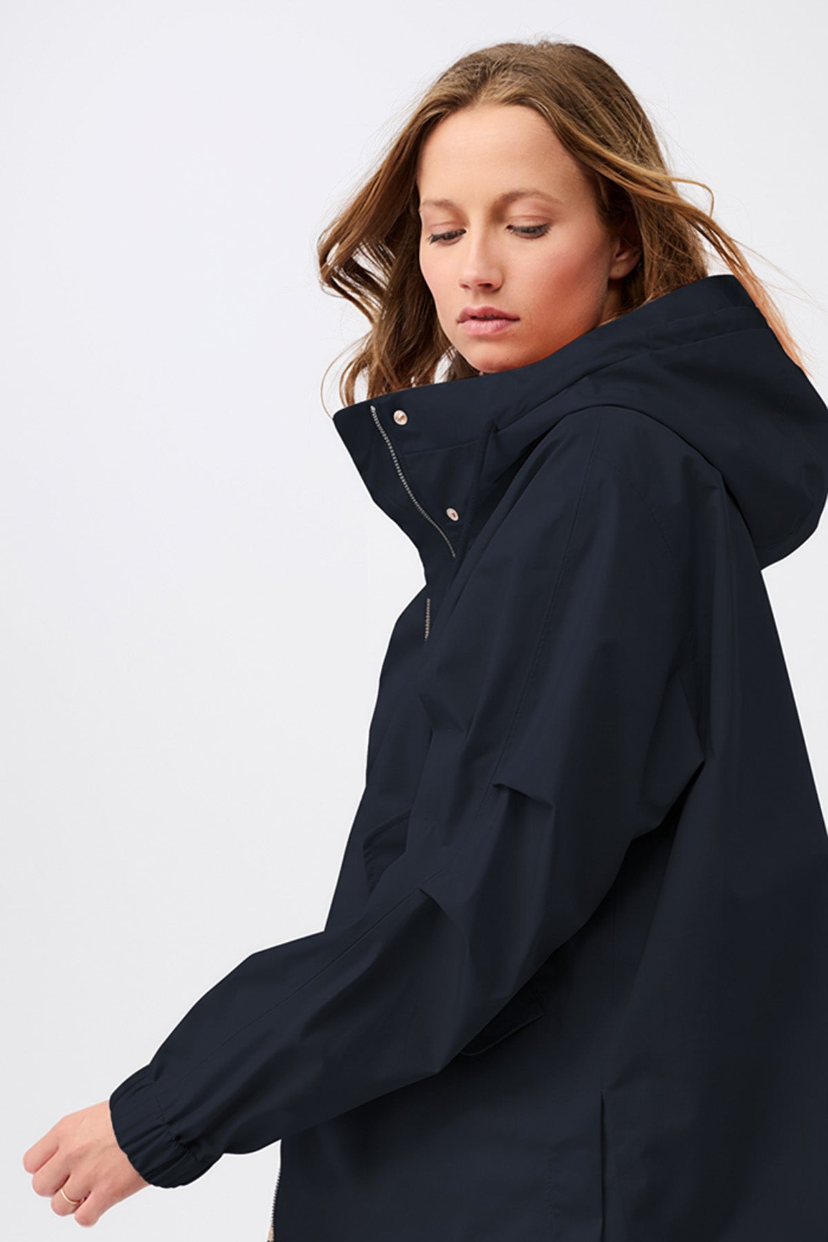 langerchen-cs09-kapuzenjacke-mit-falten-am-arm-navy image 2