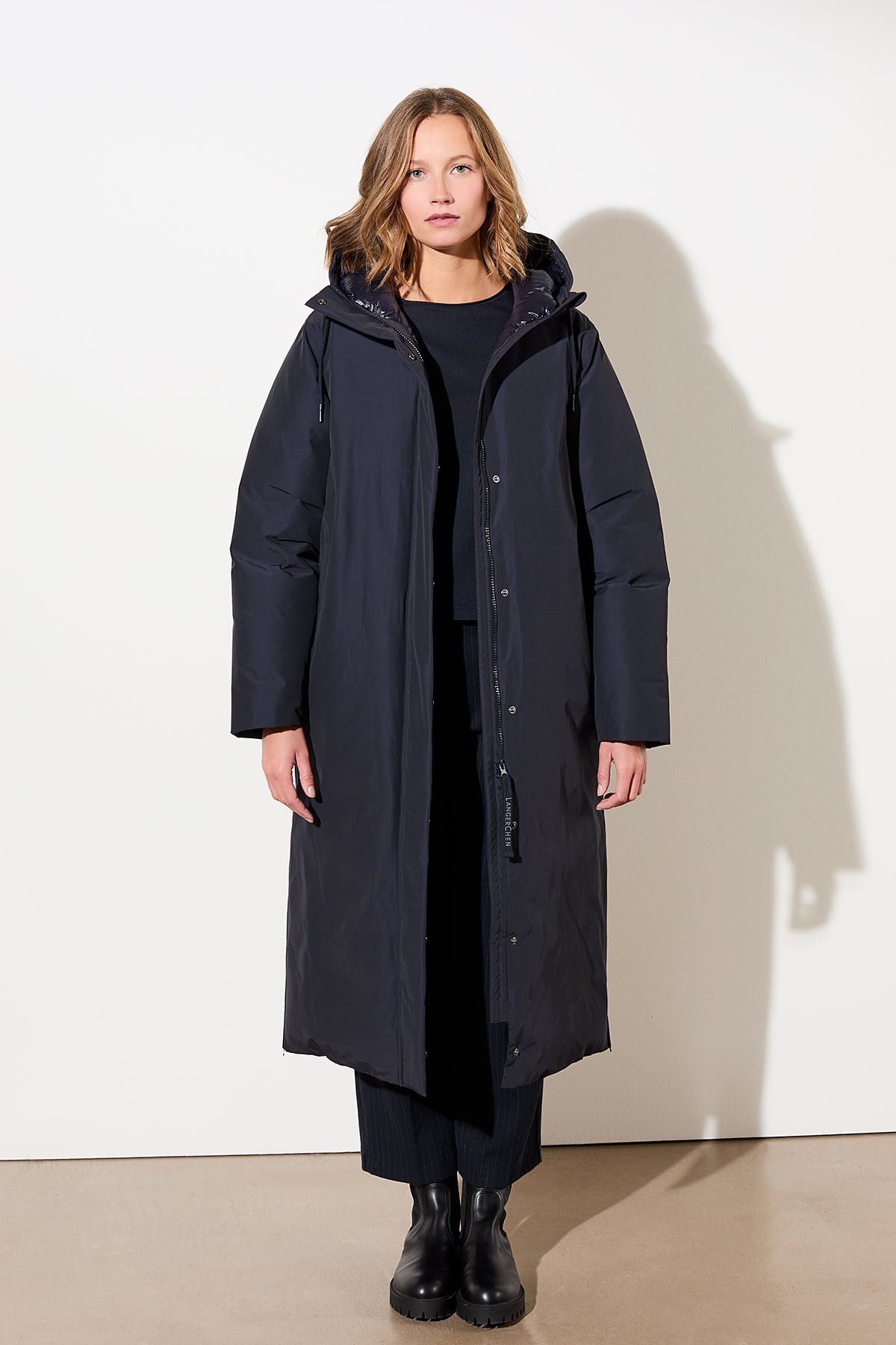 langerchen-langer-mantel-aus-eco-daune-mit-kapuze-navy-blau image 2