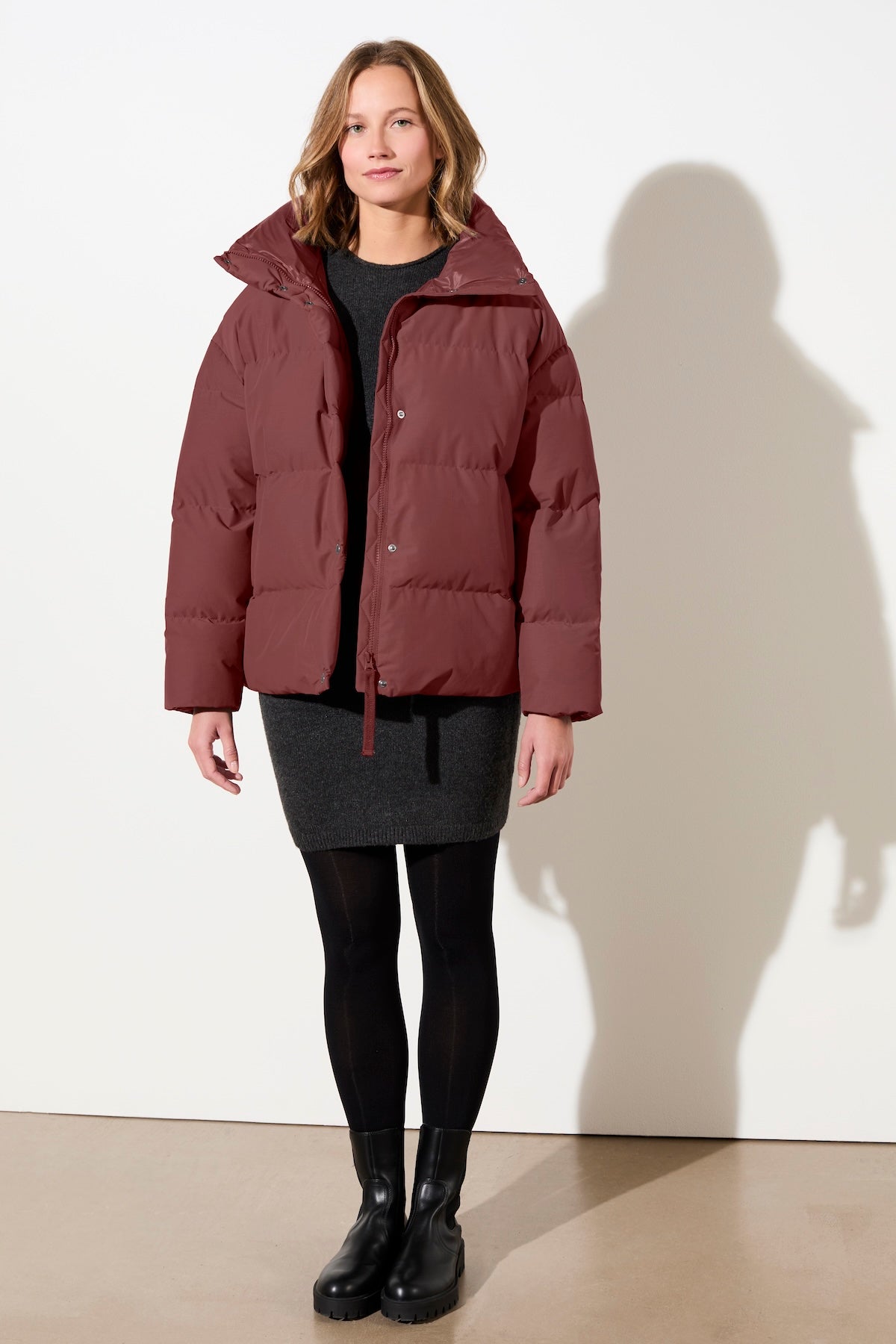 langerchen-gesteppte-jacke-eco-daune-stehkragen-in-burgundy image 2