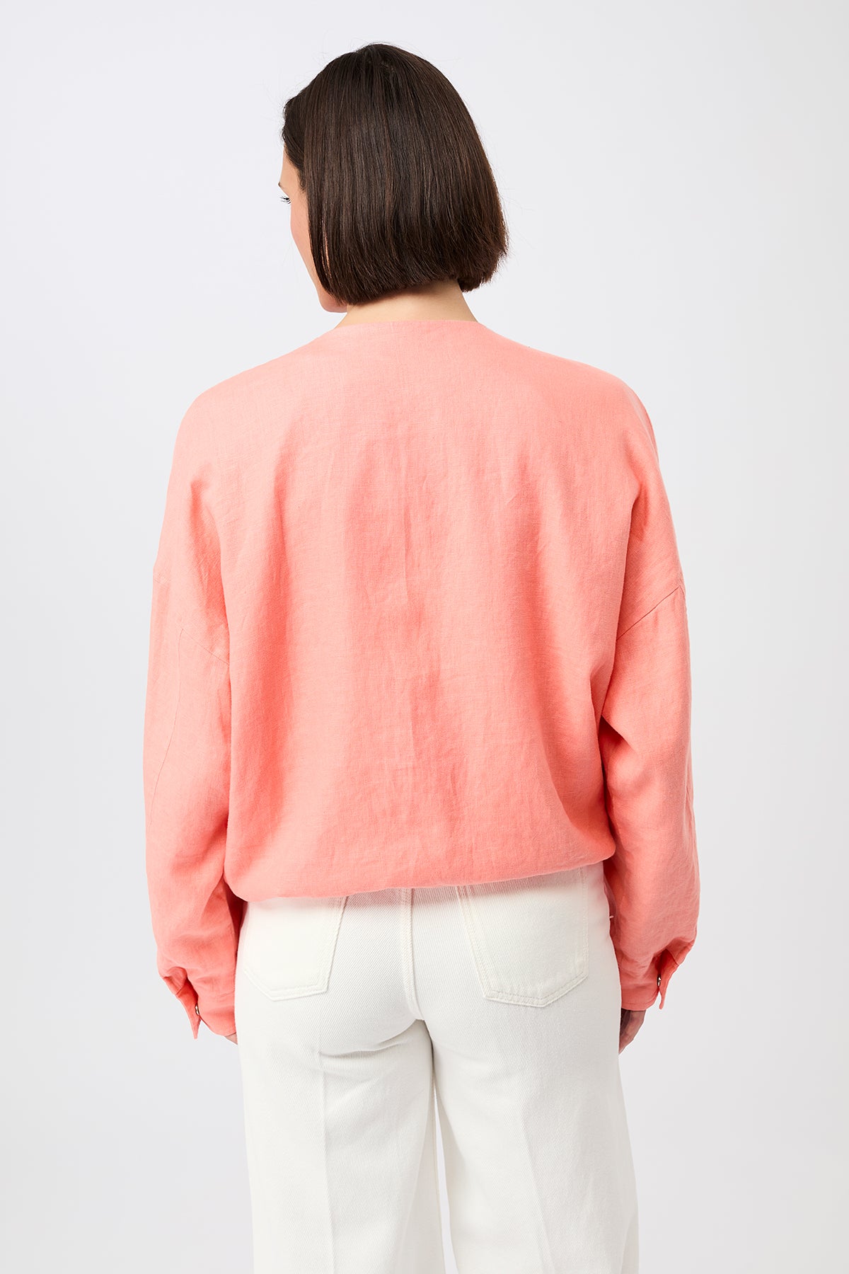 langerchen-rundhals-bomberjacke-mit-leistentasche-frangipani-all-linen image 2