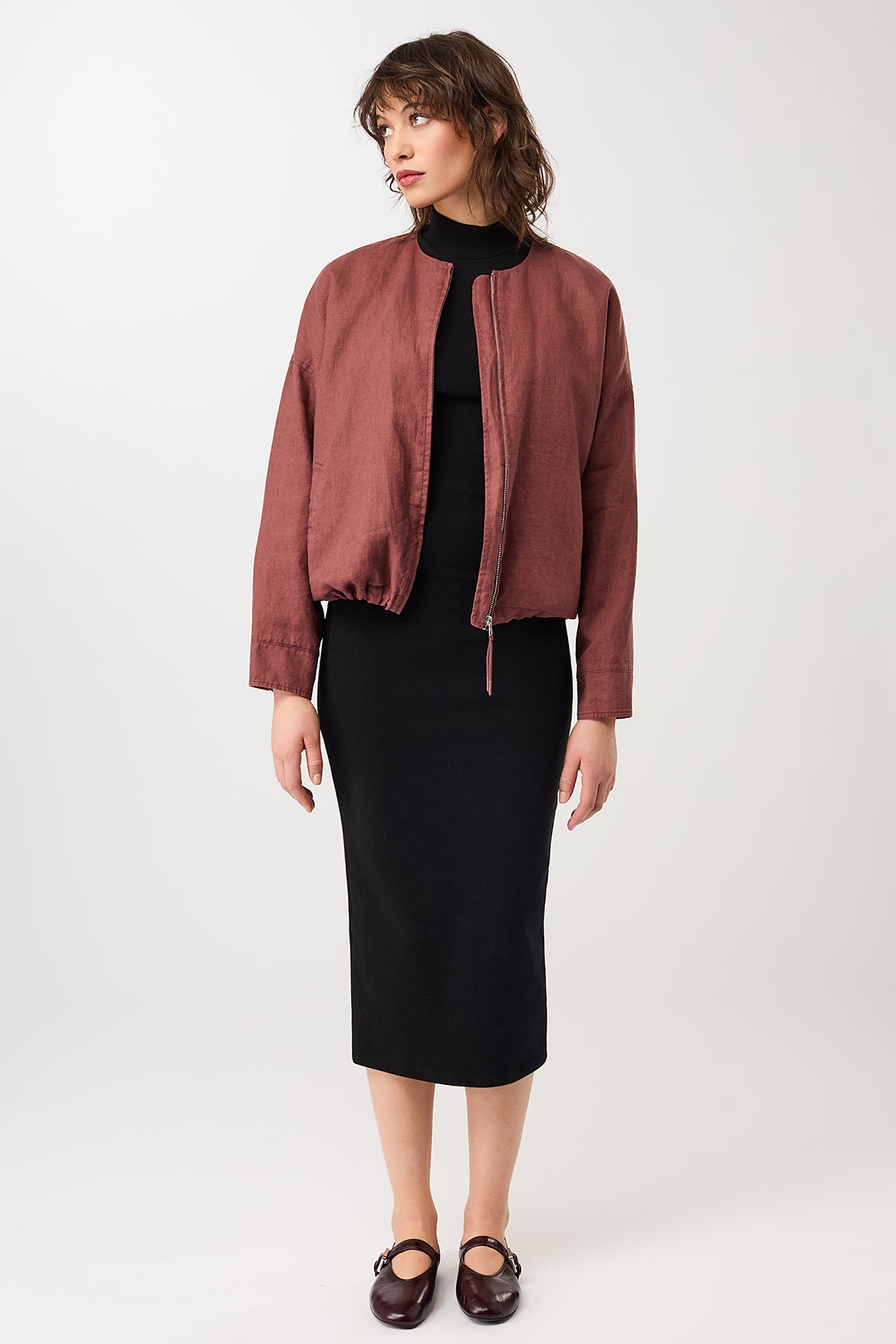 langerchen-rundhals-bomberjacke-mit-leistentasche-rubywood-leinen image 5