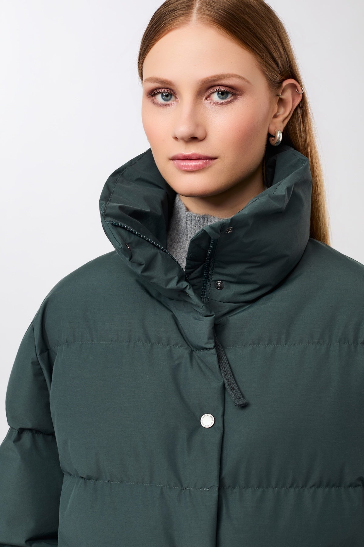 langerchen-jacke-mit-stehkragen-aus-eco-daune-cn08-kurzjacke-in-fir-gr-n image 5